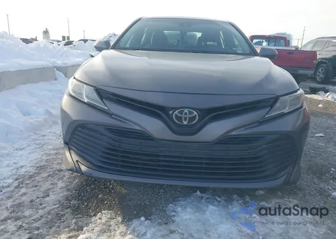 2018 Toyota Camry Le z USA, uszkodzony, nr VIN 4T1B11HKXJU568389